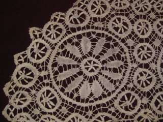 GORGEOUS LARGE VINTAGE HAND WORKED CLUNY BOBBIN LACE TOPPER/ DOILY 