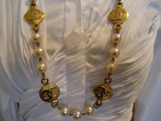   * VINTAGE Chanel GOLD faux PEARL 8 CC MEDALLION NECKLACE *STAMPED