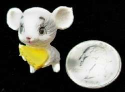 SMALL MINIATURE Hard Plastic Mouse with Cheese R8  