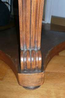 Original 100 Jahre alter Nussbaum Holztisch mit runder Platte in 